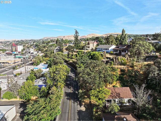 608 E 4TH St, The Dalles, OR 97058