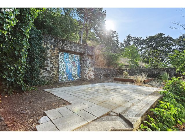 608 E 4TH St, The Dalles, OR 97058