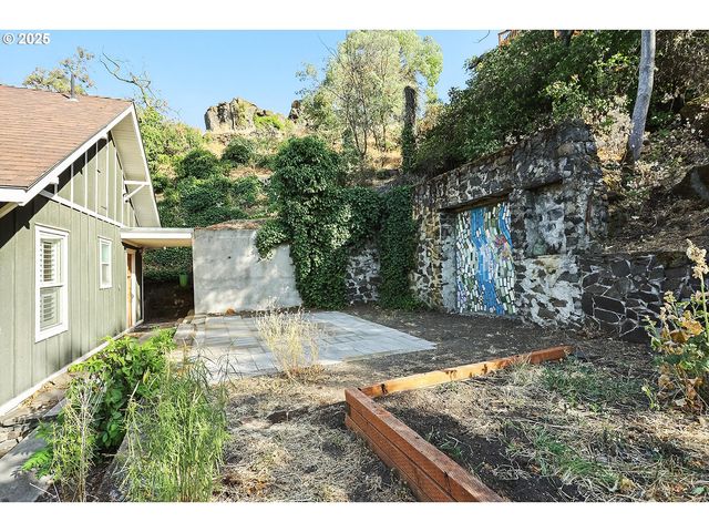 608 E 4TH St, The Dalles, OR 97058