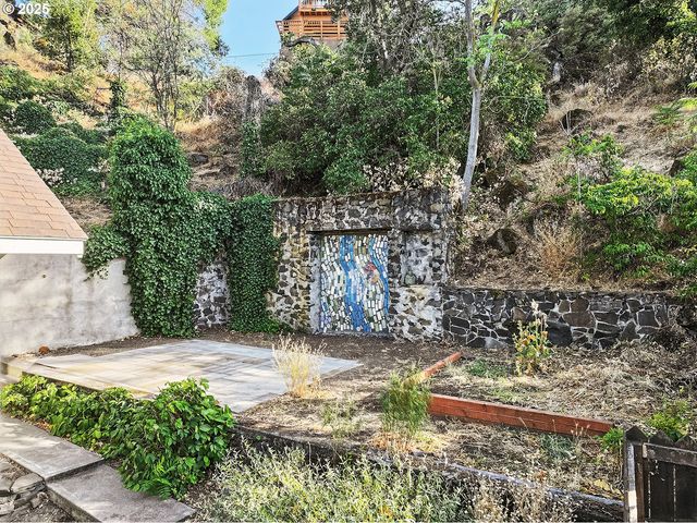608 E 4TH St, The Dalles, OR 97058