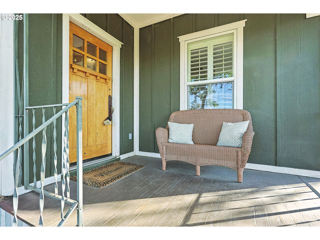 608 E 4TH St, The Dalles, OR 97058