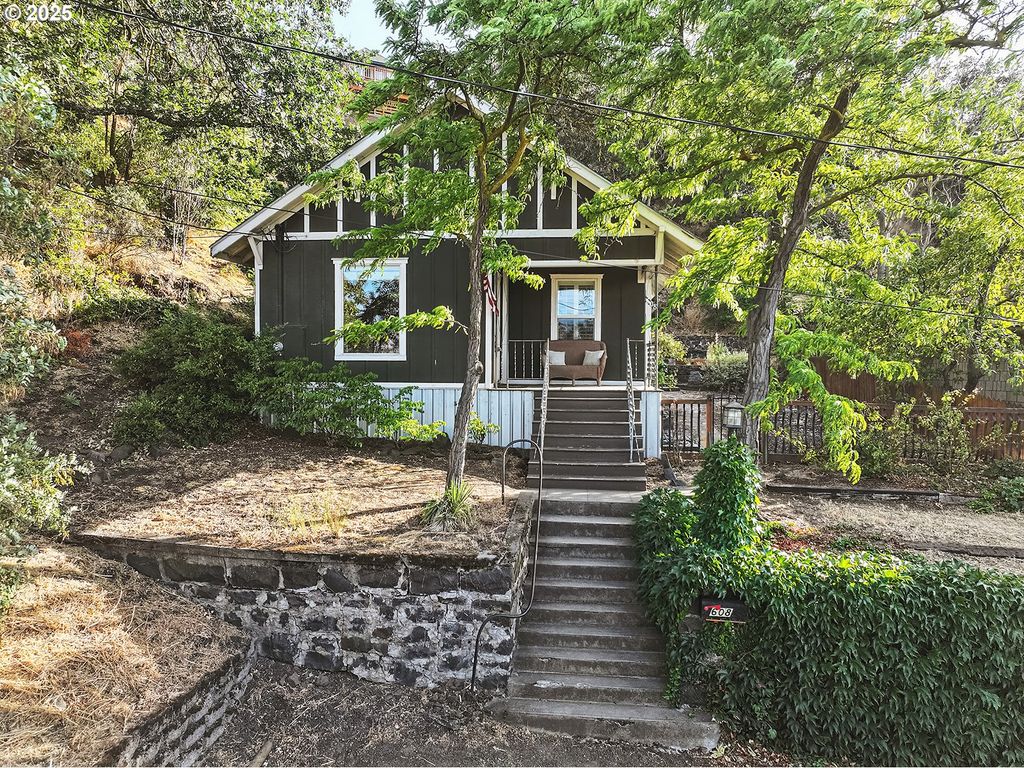 608 E 4TH St, The Dalles, OR 97058