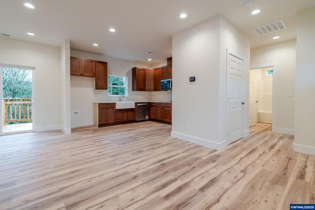 1423 45th Av, Sweet Home, OR 97386