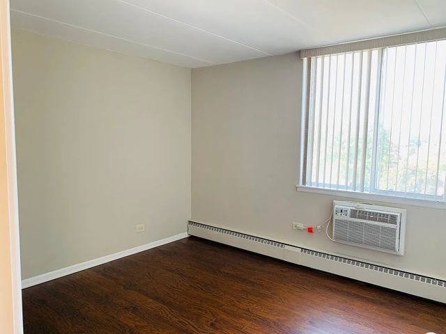 225 S Rohlwing Road 518, Palatine, IL 60074