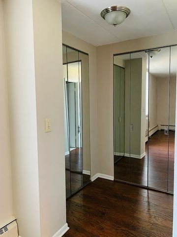 225 S Rohlwing Road 518, Palatine, IL 60074