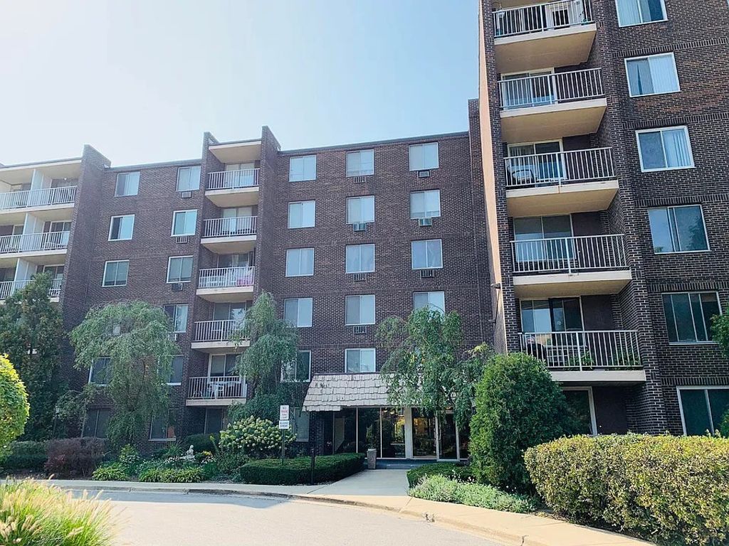 225 S Rohlwing Road 518, Palatine, IL 60074