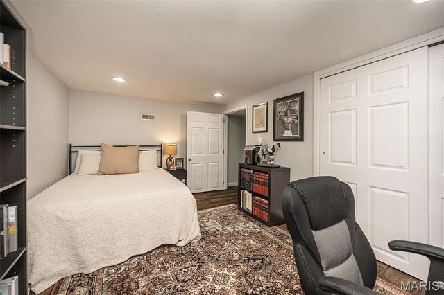 581 Meadowridge Drive, Kirkwood, MO 63122