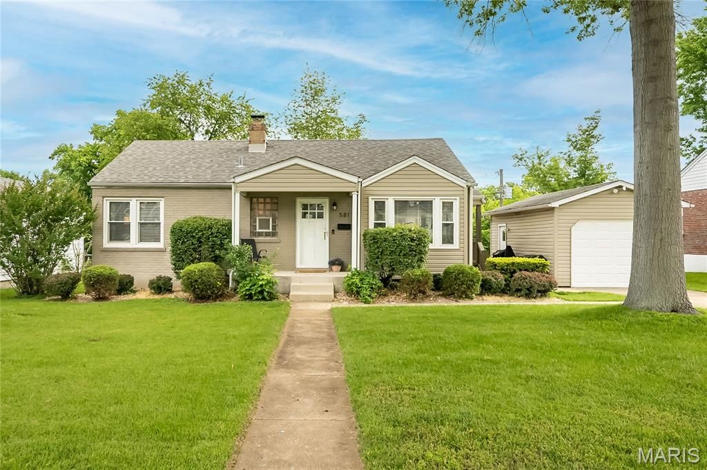 581 Meadowridge Drive, Kirkwood, MO 63122