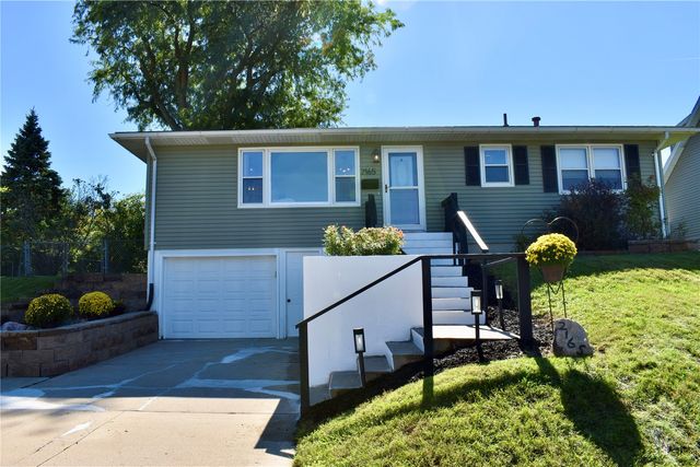 2165 Country Club Drive, Marion, IA 52302