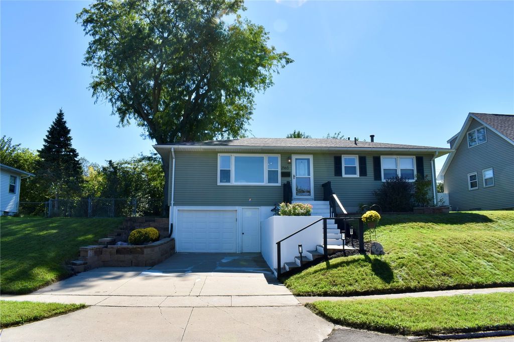 2165 Country Club Drive, Marion, IA 52302