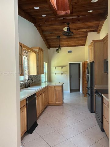 11501 SW 3rd St, Plantation, FL 33325