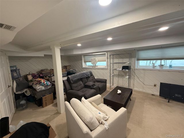 211 Treetop Circle, Nanuet, NY 10954