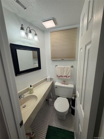 211 Treetop Circle, Nanuet, NY 10954