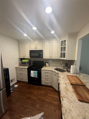 211 Treetop Circle, Nanuet, NY 10954