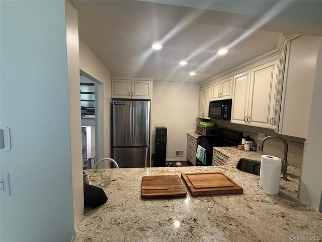 211 Treetop Circle, Nanuet, NY 10954