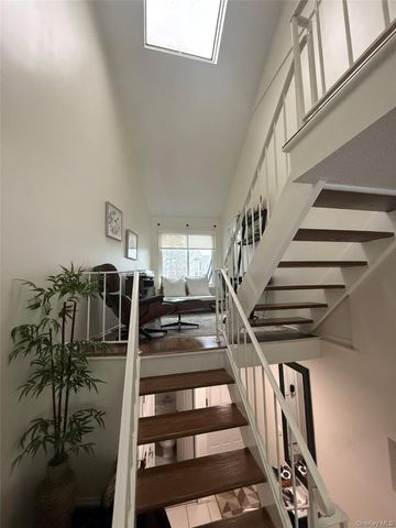 211 Treetop Circle, Nanuet, NY 10954