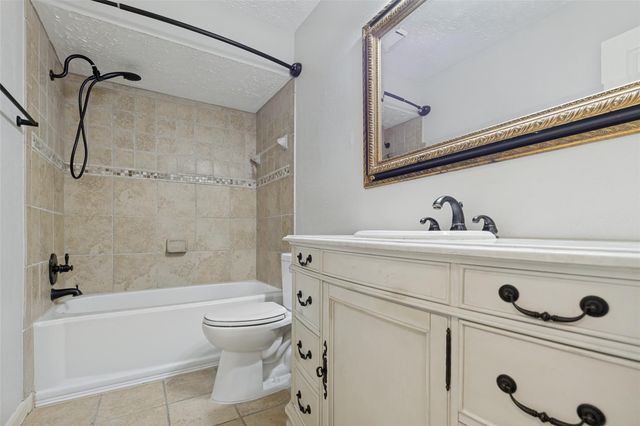 523 Aberdeen Way, Highlands, TX 77562