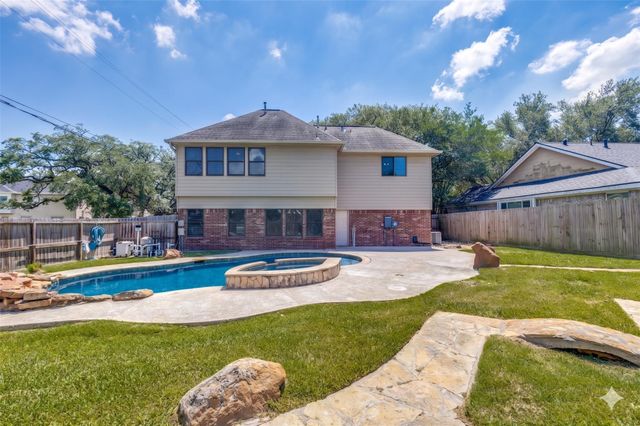 523 Aberdeen Way, Highlands, TX 77562