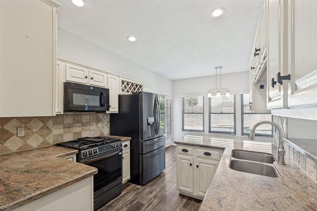 523 Aberdeen Way, Highlands, TX 77562