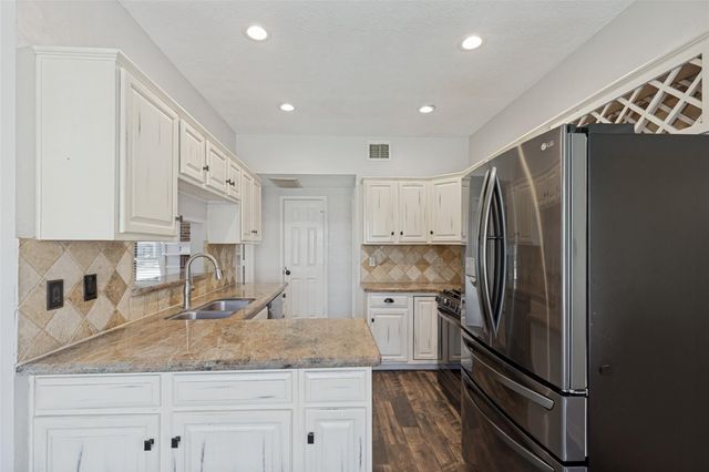 523 Aberdeen Way, Highlands, TX 77562