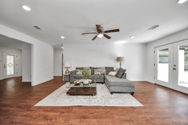 5823 Mcknight Street, Houston, TX 77035