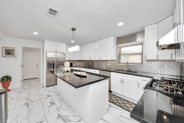 5823 Mcknight Street, Houston, TX 77035
