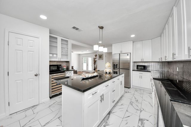 5823 Mcknight Street, Houston, TX 77035
