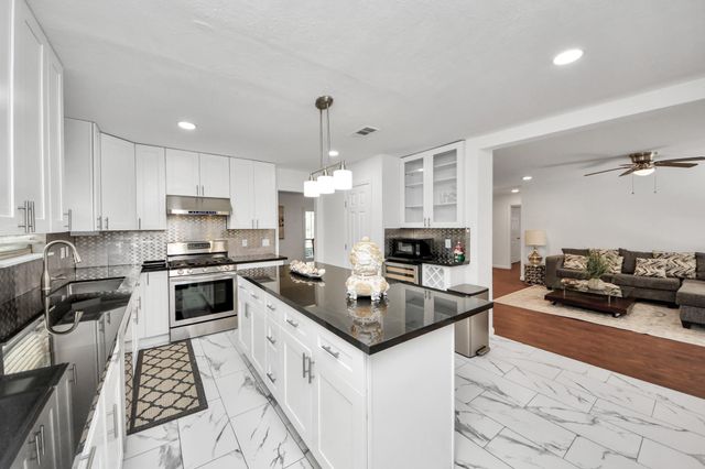 5823 Mcknight Street, Houston, TX 77035