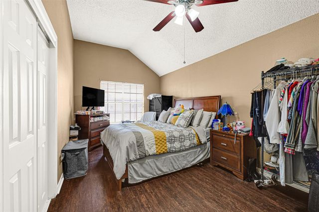 1106 Saint John Drive, Pearland, TX 77584
