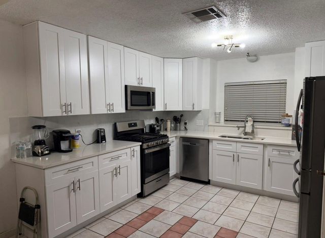 1106 Saint John Drive, Pearland, TX 77584