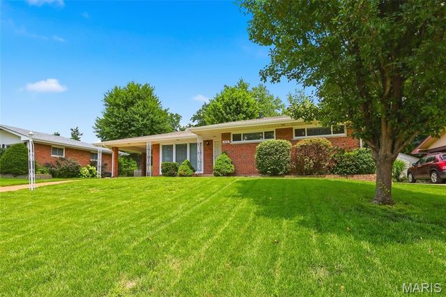 8830 Red Oak Drive, Crestwood, MO 63126