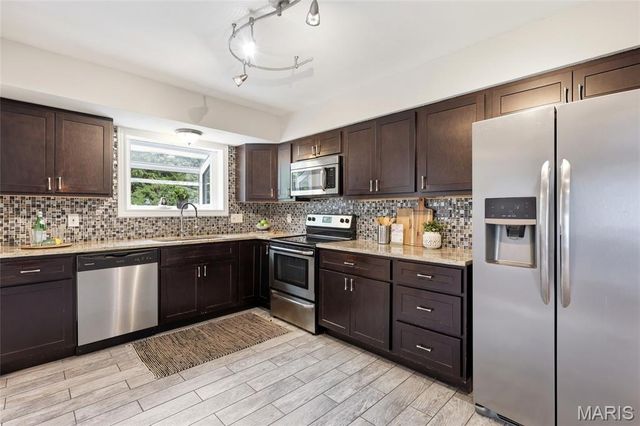 8830 Red Oak Drive, Crestwood, MO 63126