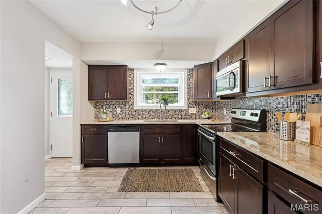 8830 Red Oak Drive, Crestwood, MO 63126