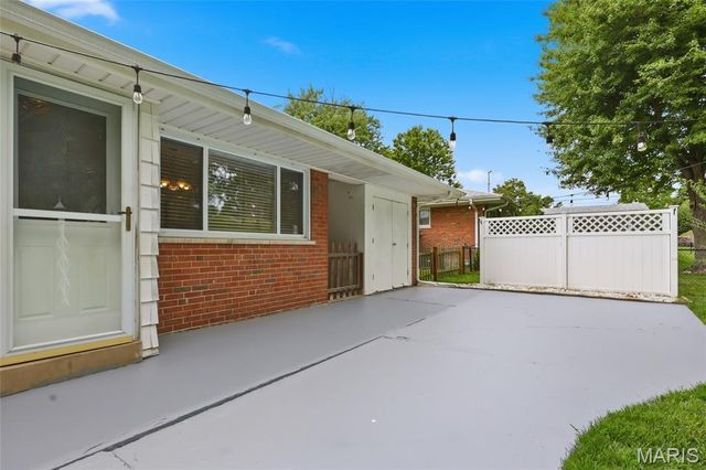 8830 Red Oak Drive, Crestwood, MO 63126