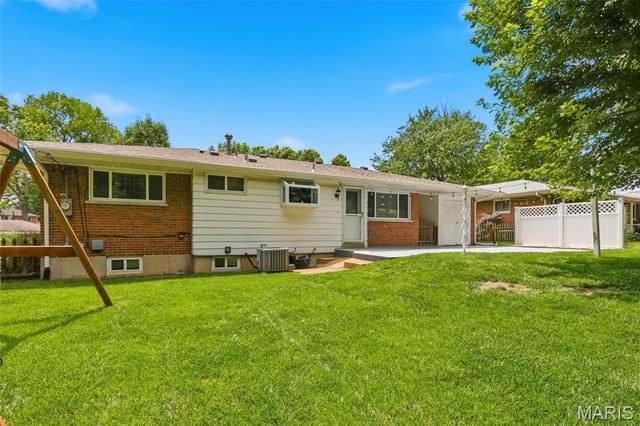 8830 Red Oak Drive, Crestwood, MO 63126