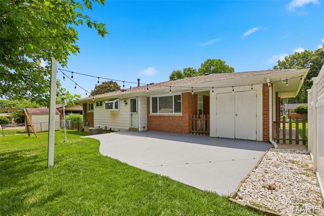 8830 Red Oak Drive, Crestwood, MO 63126