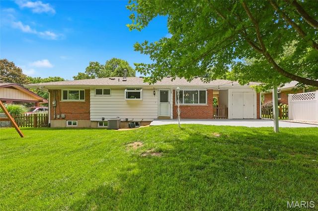 8830 Red Oak Drive, Crestwood, MO 63126