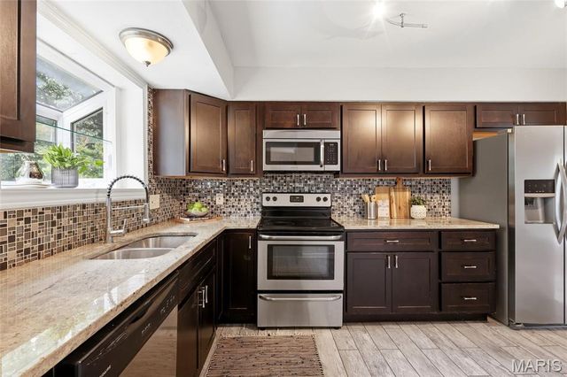 8830 Red Oak Drive, Crestwood, MO 63126