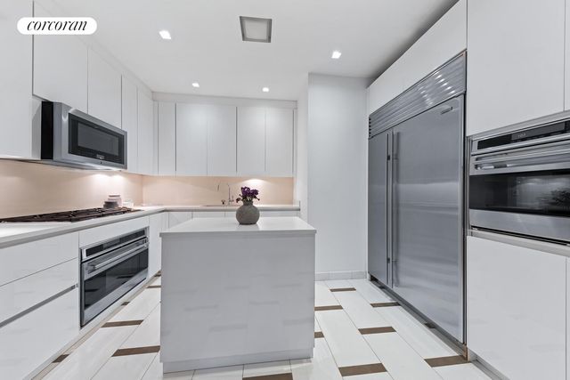 170 E End Ave Apt 2M, New York City, NY 10128