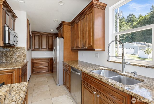 2735 Evening Glory Court, Clinton, WA 98236