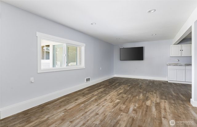 2735 Evening Glory Court, Clinton, WA 98236