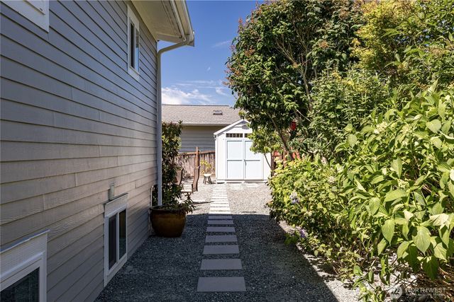 2735 Evening Glory Court, Clinton, WA 98236