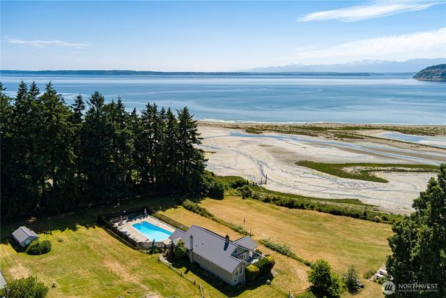 2735 Evening Glory Court, Clinton, WA 98236