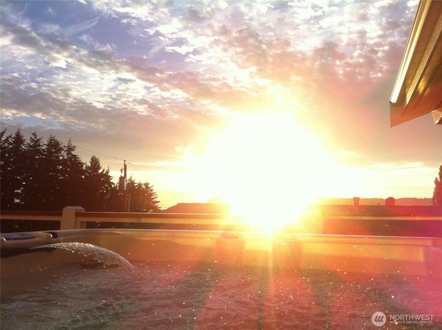 2735 Evening Glory Court, Clinton, WA 98236