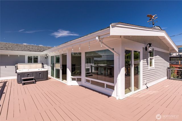 2735 Evening Glory Court, Clinton, WA 98236