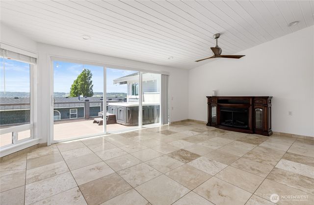 2735 Evening Glory Court, Clinton, WA 98236