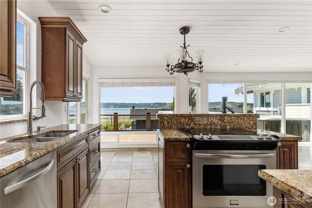 2735 Evening Glory Court, Clinton, WA 98236