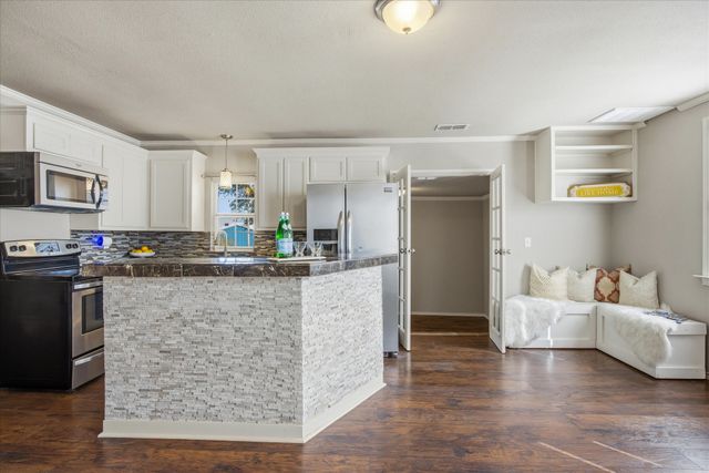 2707 Austin Drive, Granbury, TX 76048