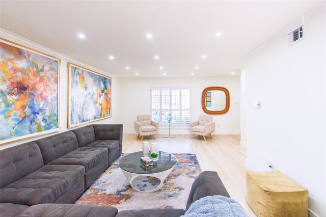 5805 Valley Forge Drive 96, Houston, TX 77057