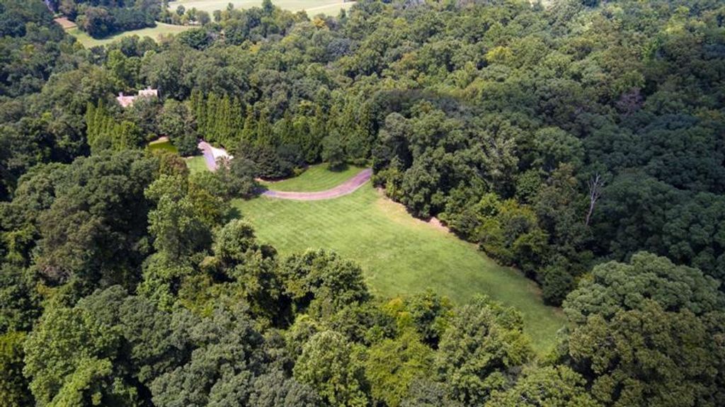 Image 10 of property listing at 2100 West Wesley Road, Atlanta, GA 30327